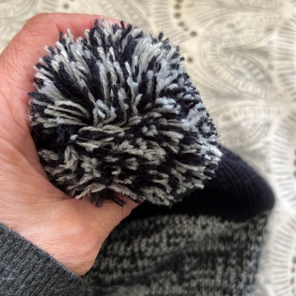 Notre dame winter hat - Picture 4 of 4